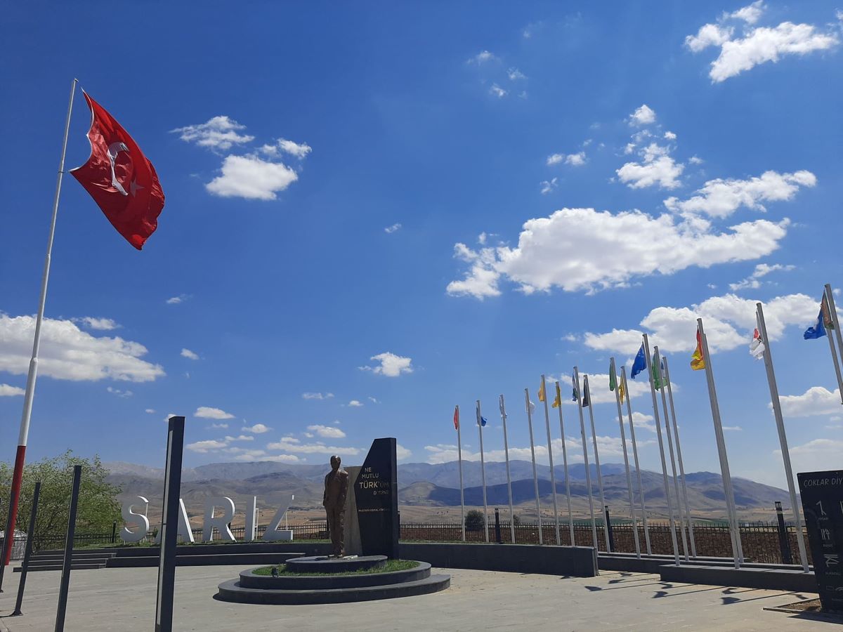 Kayseri Yolu Üzerine Asıldı Gökyüzünde Dalgalanacak! 3