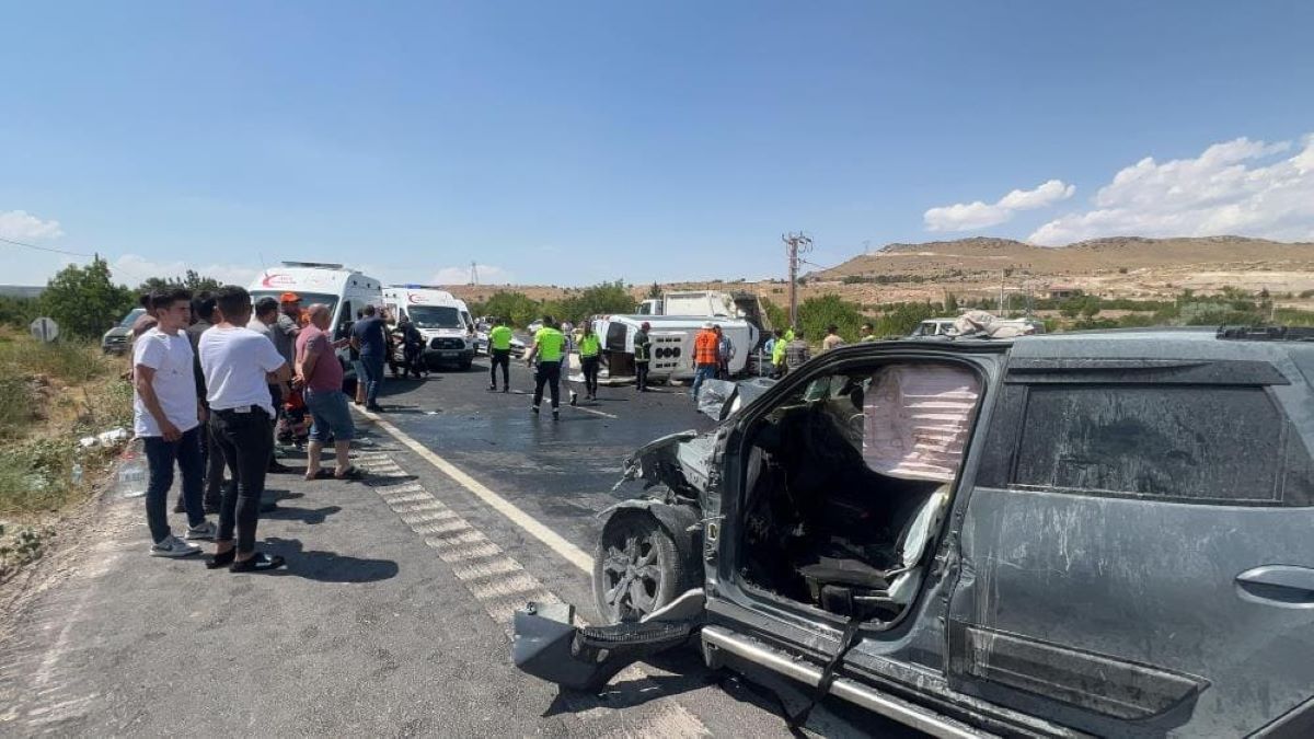Kayseri Yolunda Feci Kaza Takla Atan Araç Yandı, Çok Sayıda Yaralı Var! 2