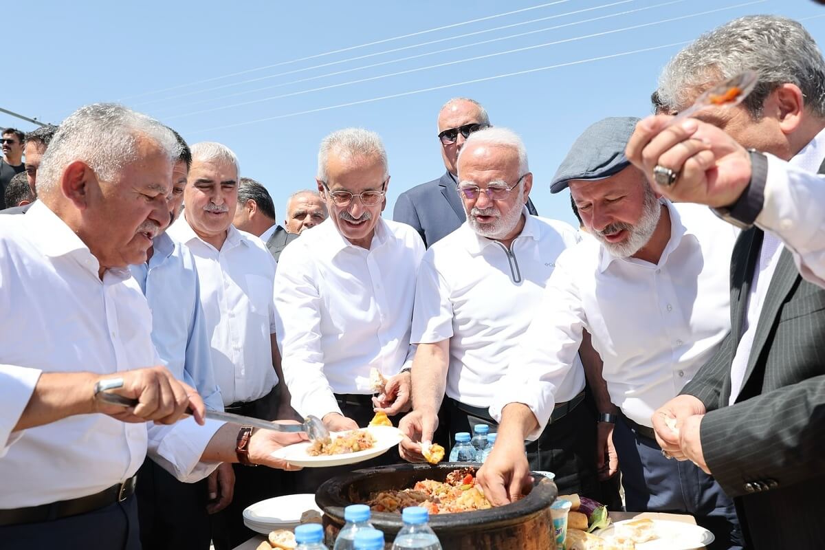 Kayseri’de Bakan Uraloğlu, O Lezzeti Tattı, Tadı Damağında Kaldı! (1)