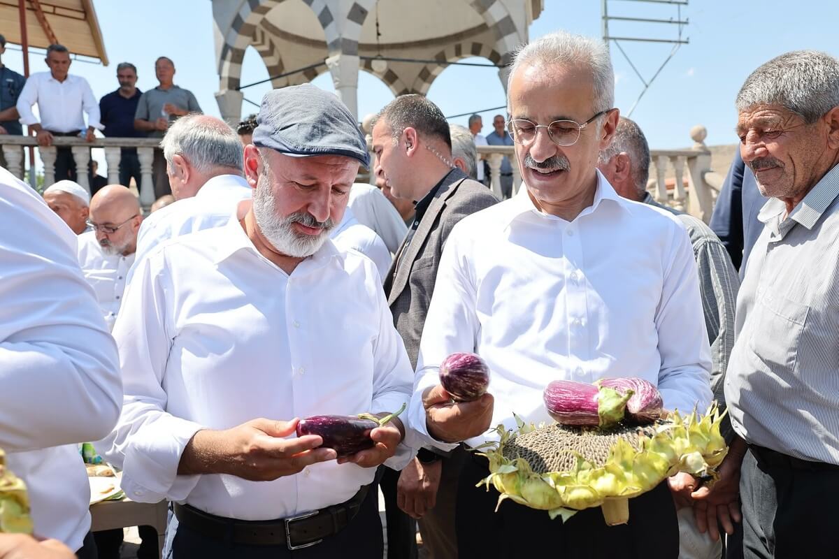 Kayseri’de Bakan Uraloğlu, O Lezzeti Tattı, Tadı Damağında Kaldı! 2 (1)