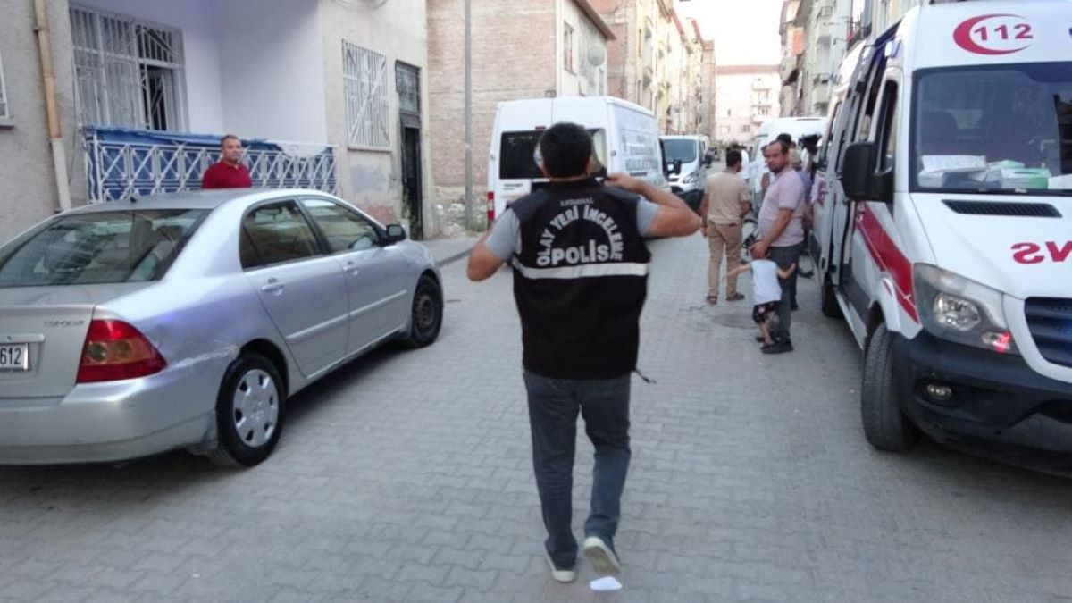 Korkunç Olay Eve Girdiğinde 18 Yaşındaki Kardeşini Kablo İle Asılı Buldu! 1
