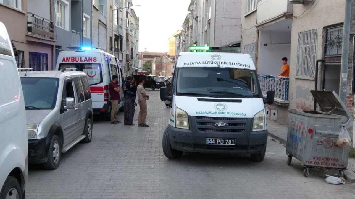 Korkunç Olay Eve Girdiğinde 18 Yaşındaki Kardeşini Kablo İle Asılı Buldu! 3