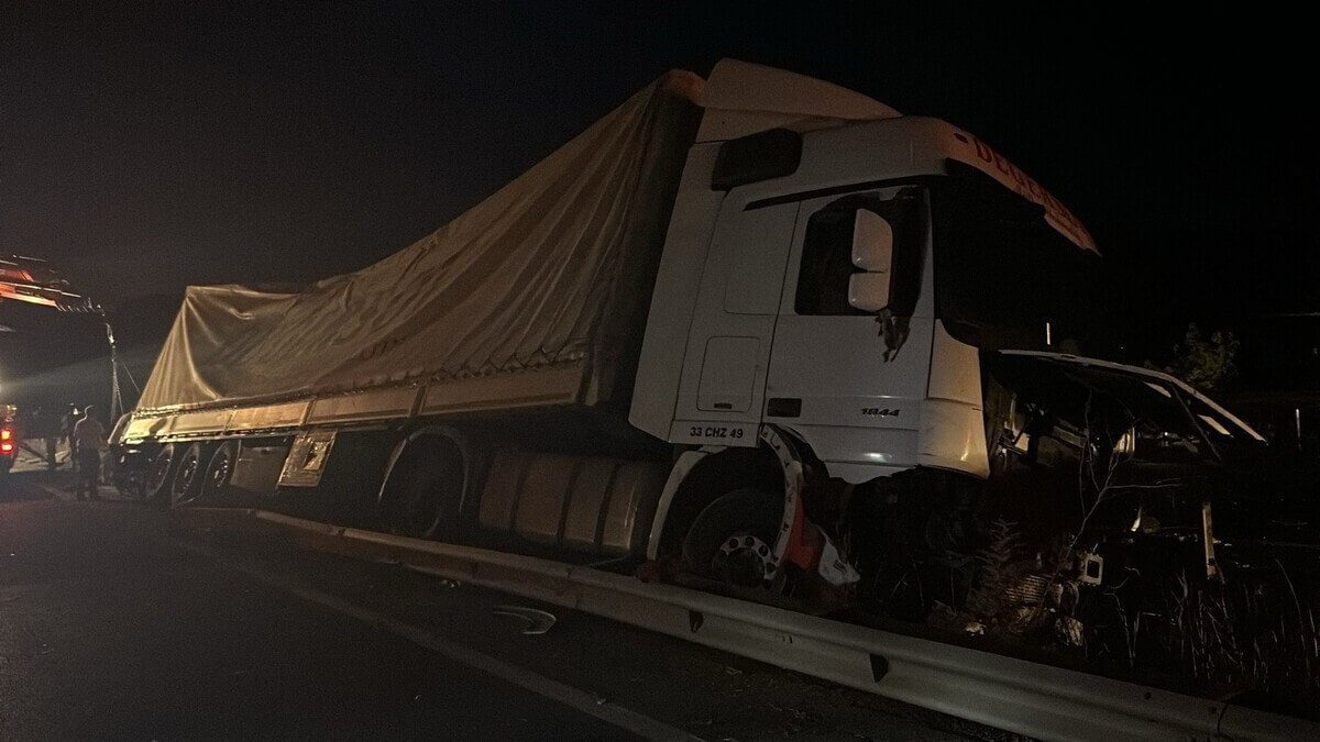Sivas'ta Refüje Çarpan Tir Devrildi 1 Yaralı (1)
