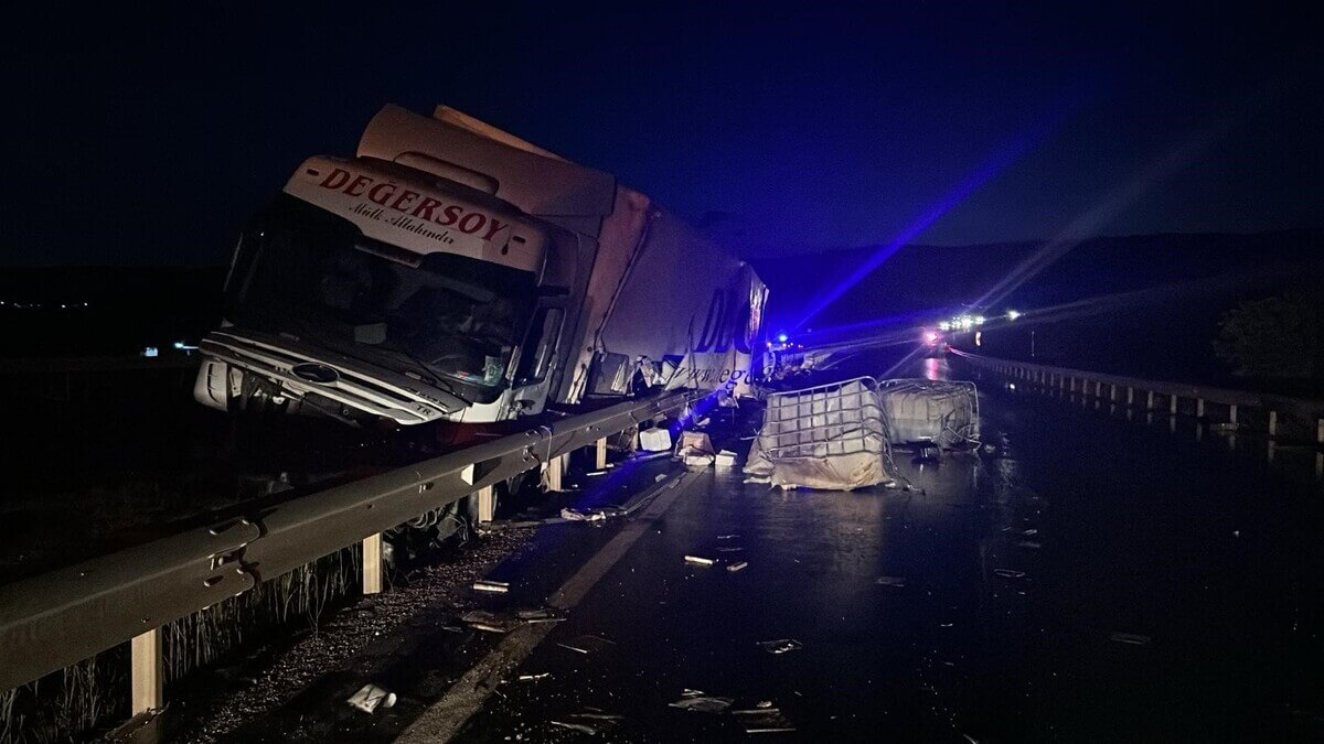 Sivas'ta Refüje Çarpan Tir Devrildi 1 Yaralı (2)