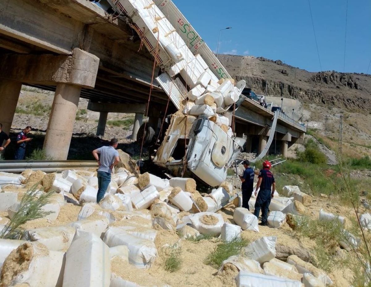 Uçuruma Yuvarlanan Tir’ın Sürücüsü Feci Şekilde Can Verdi! 1