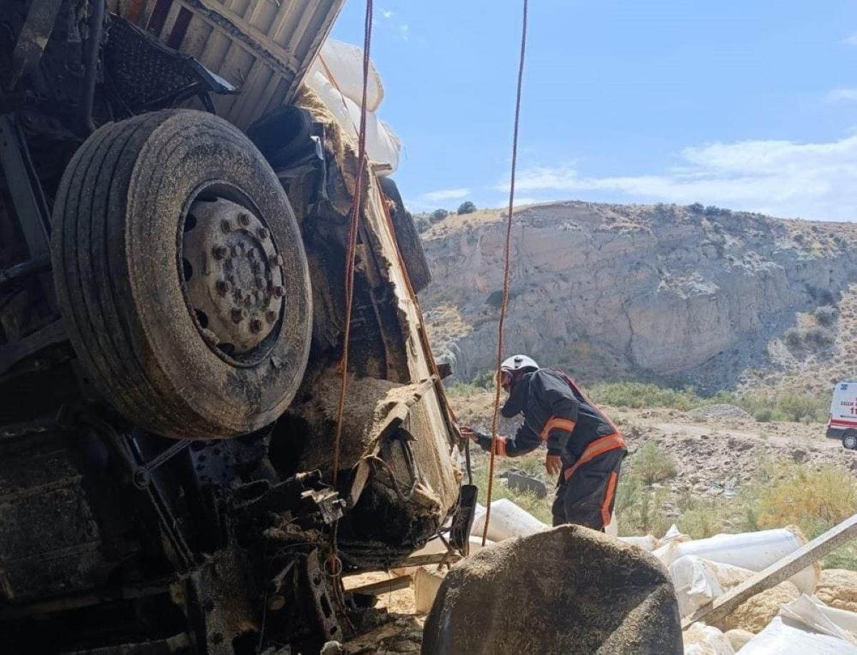 Uçuruma Yuvarlanan Tir’ın Sürücüsü Feci Şekilde Can Verdi! 2