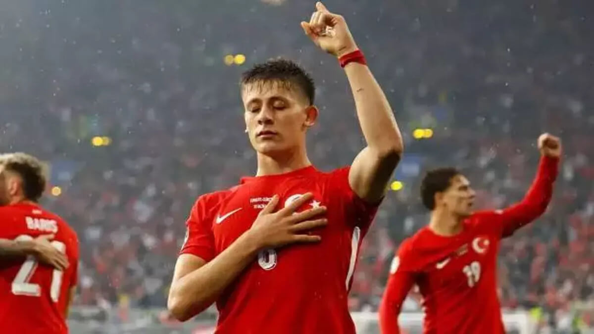 Arda Güler Galaya Sevgilisiyle El Ele Gitti! Tüm Gözler Onlara Çevrildi!