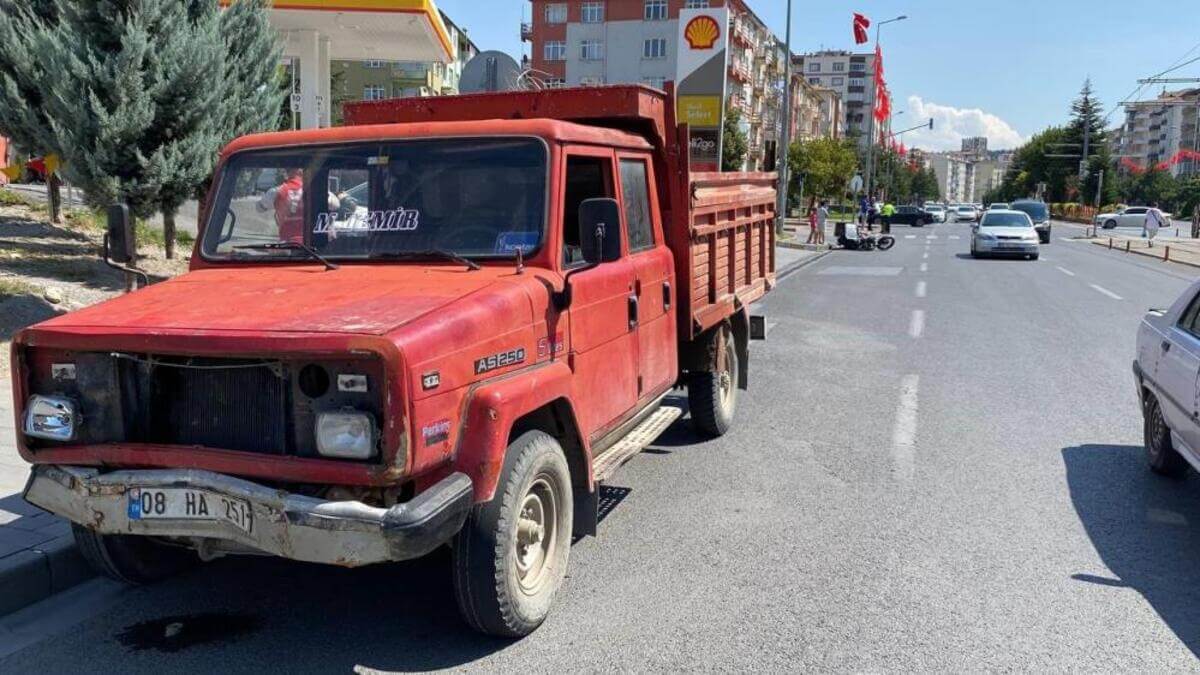 Kayseri’de Korkutan Kaza! Kamyonet ile Motosiklet Çarpıştı!