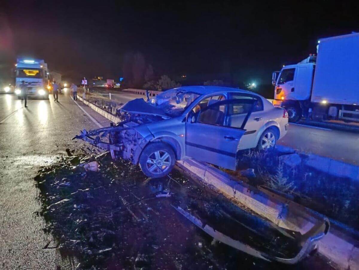 Korkunç Kaza: Otomobiller Kafa Kafaya Çarpıştı! 1 Ölü, 2 Yaralı!