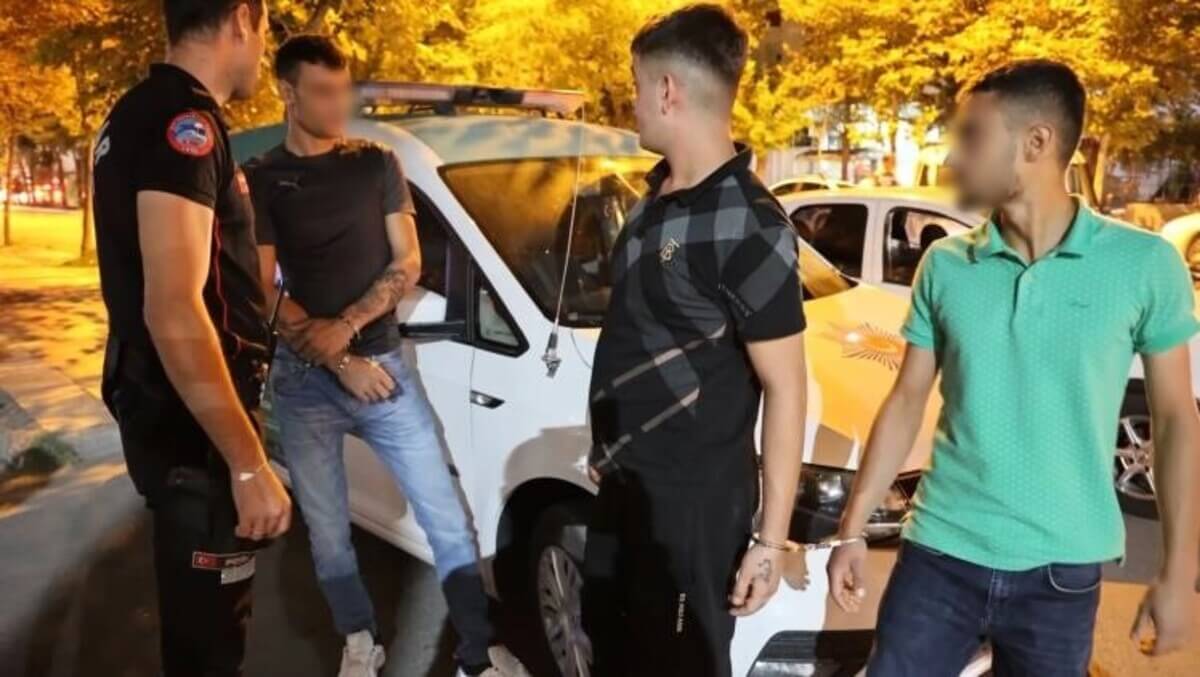 Uyuşturucuyla Yakalanan Şahıs, Polis Aracındaki Yerini Beğenmedi!