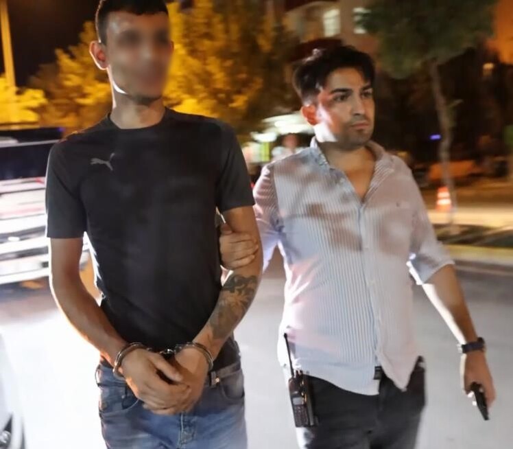 Uyuşturucuyla Yakalanan Şahıs, Polis Aracındaki Yerini Beğenmedi!
