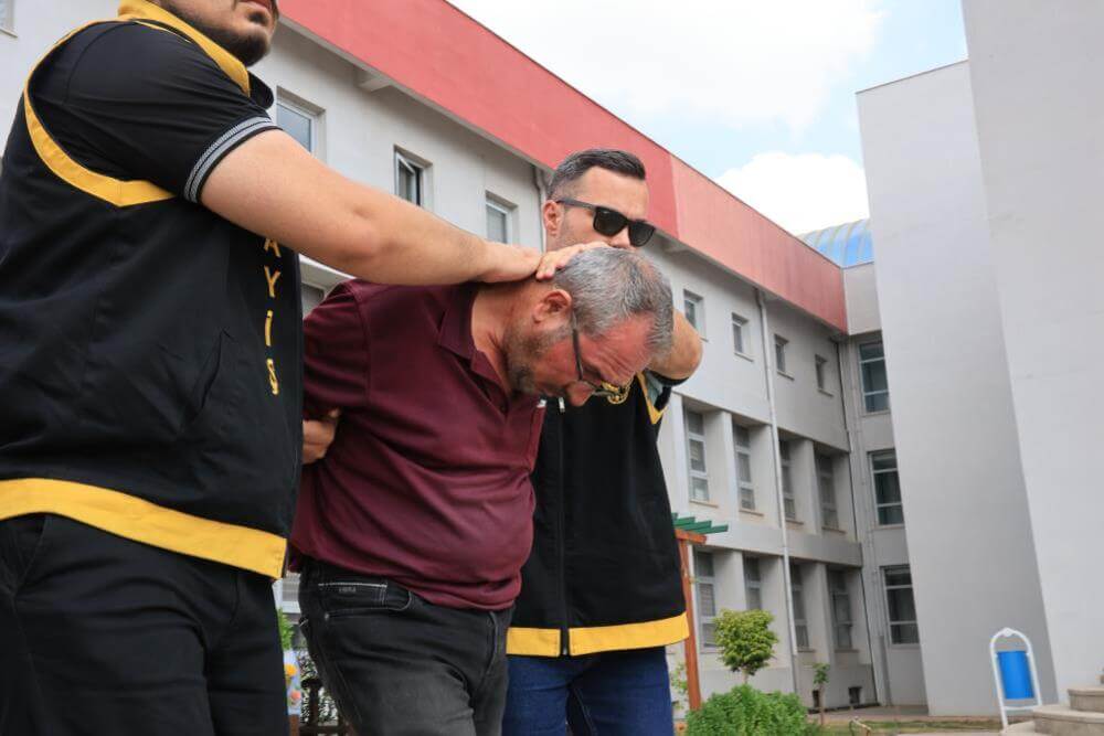 Korkunç Cinayet! Öldürüp Gömdüğü Dayısının Başında Ağladı!