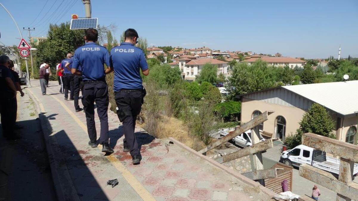 İlginç Kaza: Köprüden Uçan Otomobil Asılı Kaldı!