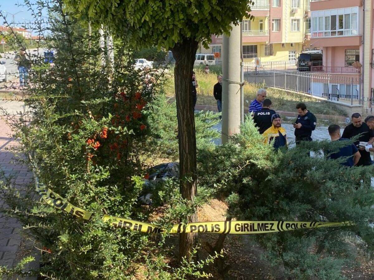 Yol Kenarındaki Çalılıkların İçinde Erkek Cesedi Bulundu!