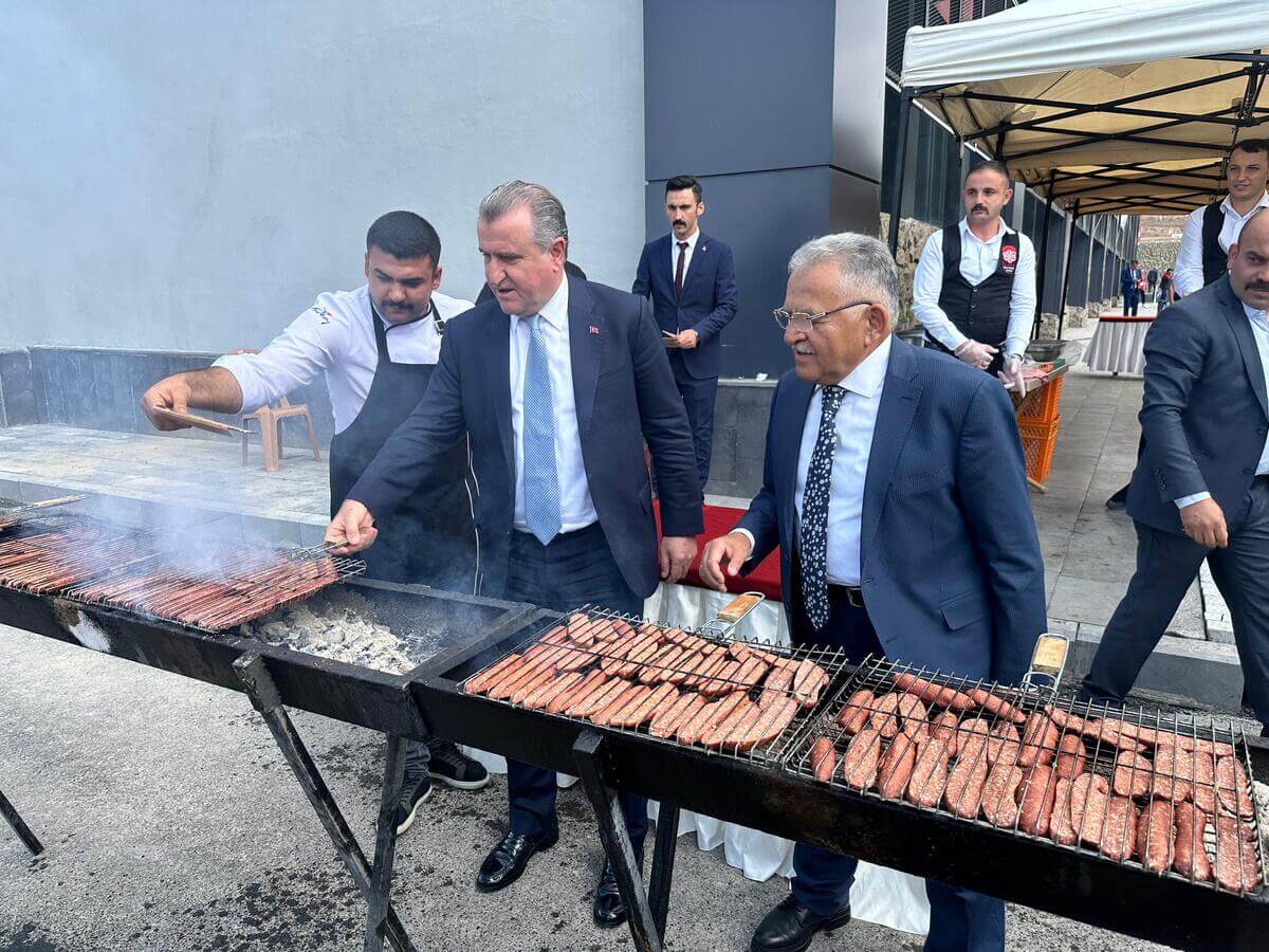 Bakan Aşkın Bak, Kayseri’de Sucuğu Hamsi Sandı! (2)