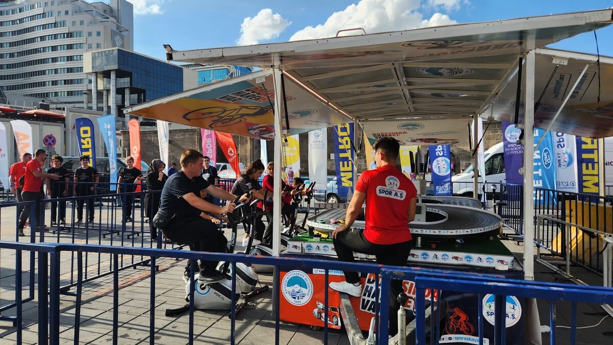 Cumhuriyet Meydanında Kayseri Yarı Maratonu Rüzgarı Esti!