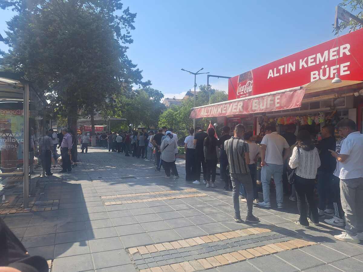 Kayseri’de Metrelerce Kuyruk Oluştu! Nedeni Merak Konusu Oldu!
