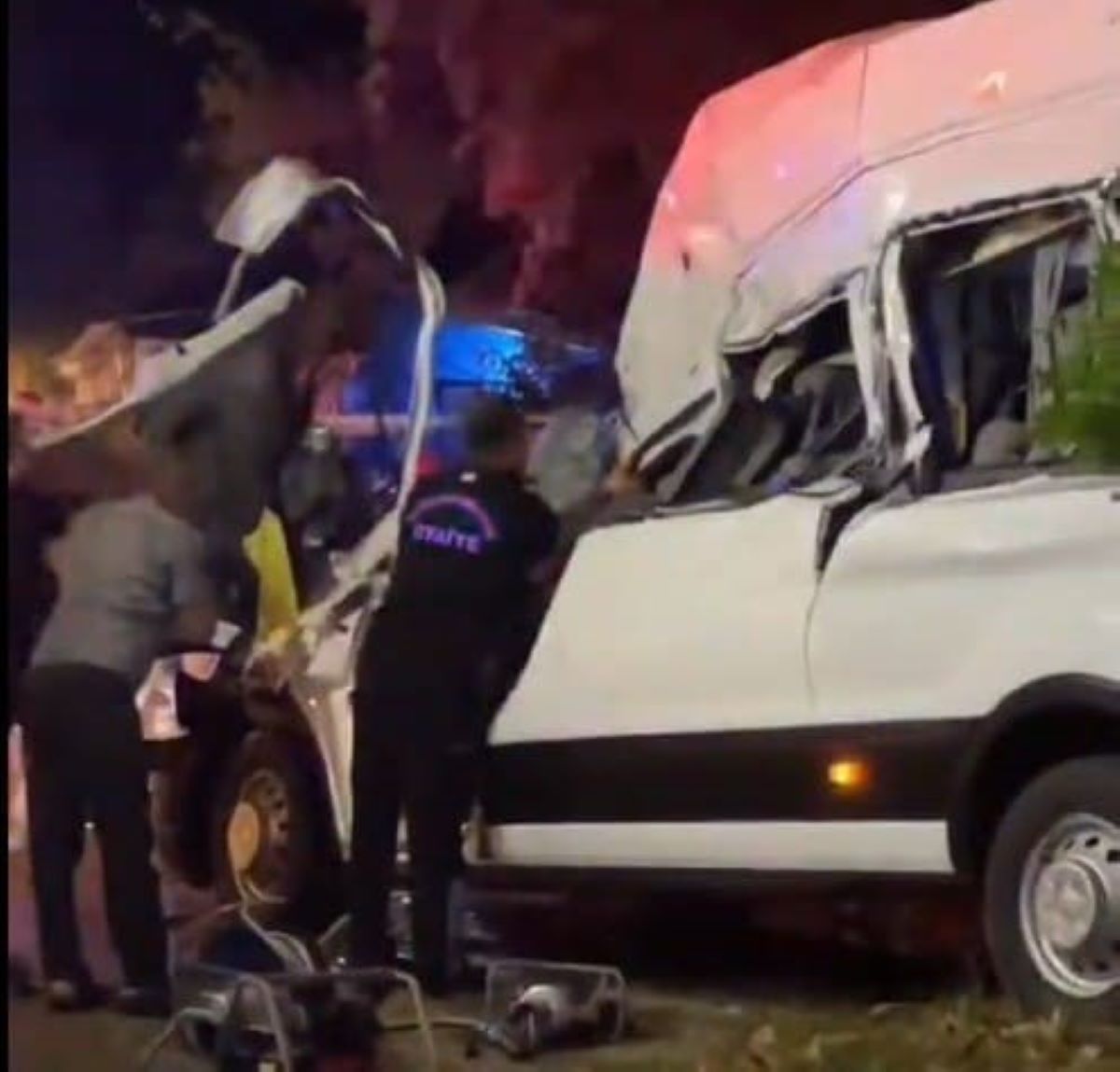 Kamyon Ile Minibüs Çarpıştı Ölü Ve Yaralı Var! 2