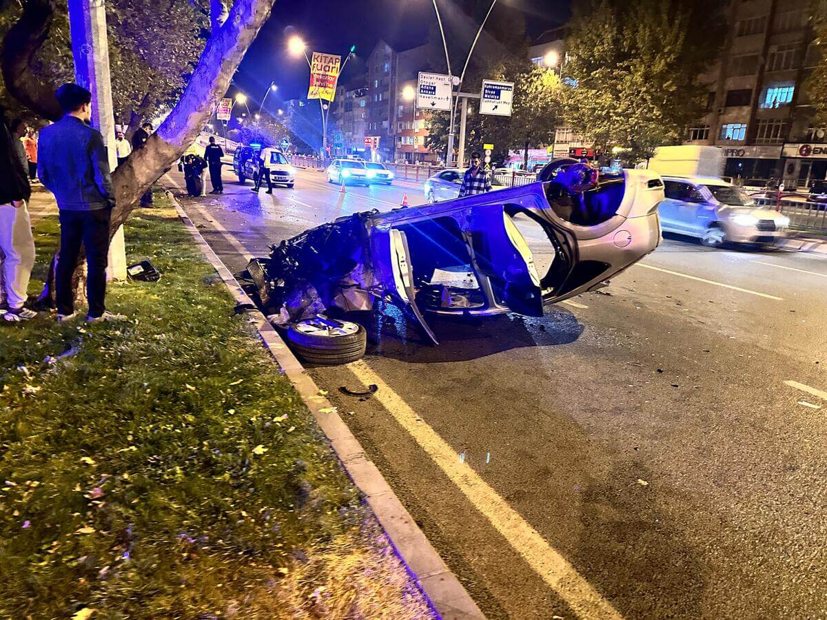 Kayseri Nato Caddesinde Feci Kaza! Takla Atan Araç Hurdaya Döndü (1)-1