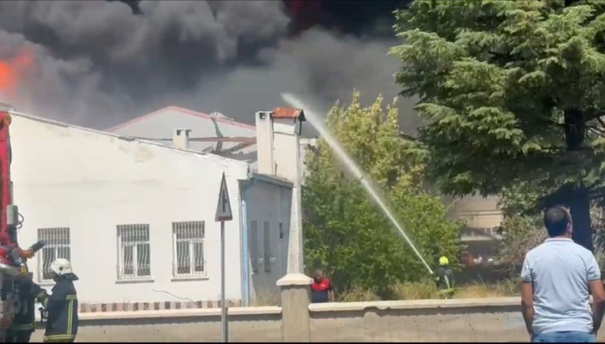 Kayseri Osb’de Yangınla Mücadele Devam Ediyor! 2