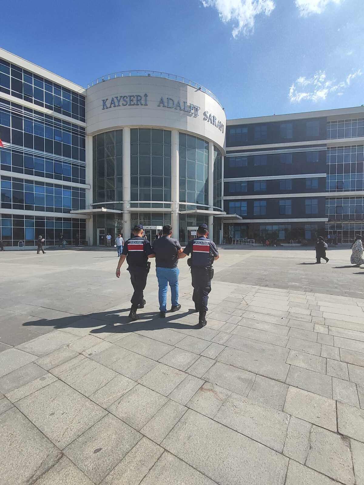 Kayseri’de Aranan Şahıs Gesi Mahallesinde Jandarma Tarafından Yakalandı (2)