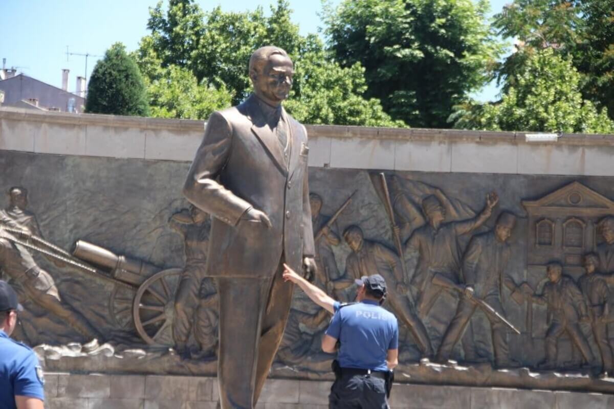 Kayseri'de Atatürk Anıtı'na Baltayla Saldıranların Cezası Belli Oldu (1)