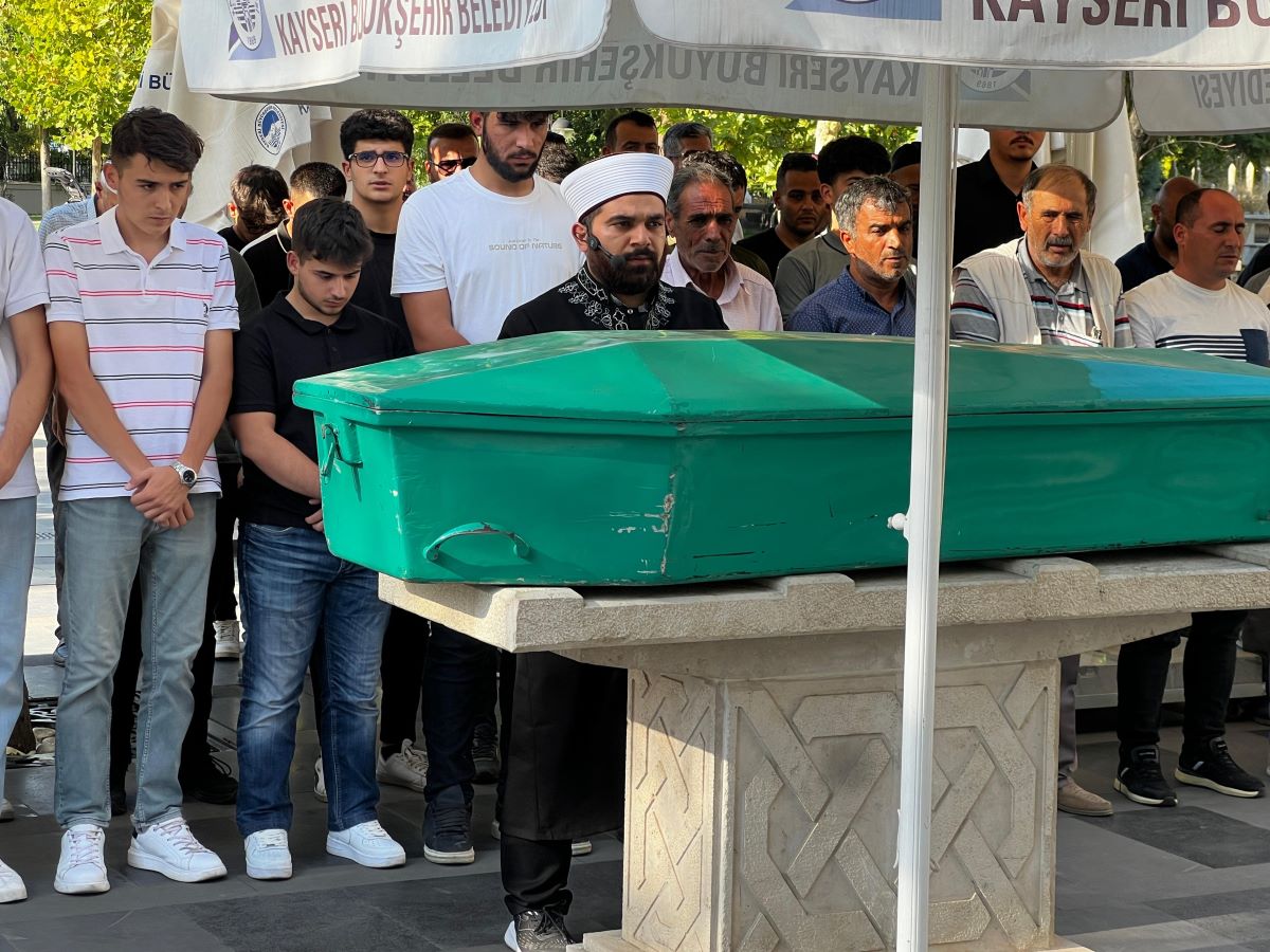Kayseri’de Cinayete Kurban Gide Kadın, Gözyaşları İçinde Toprağa Verildi! 2