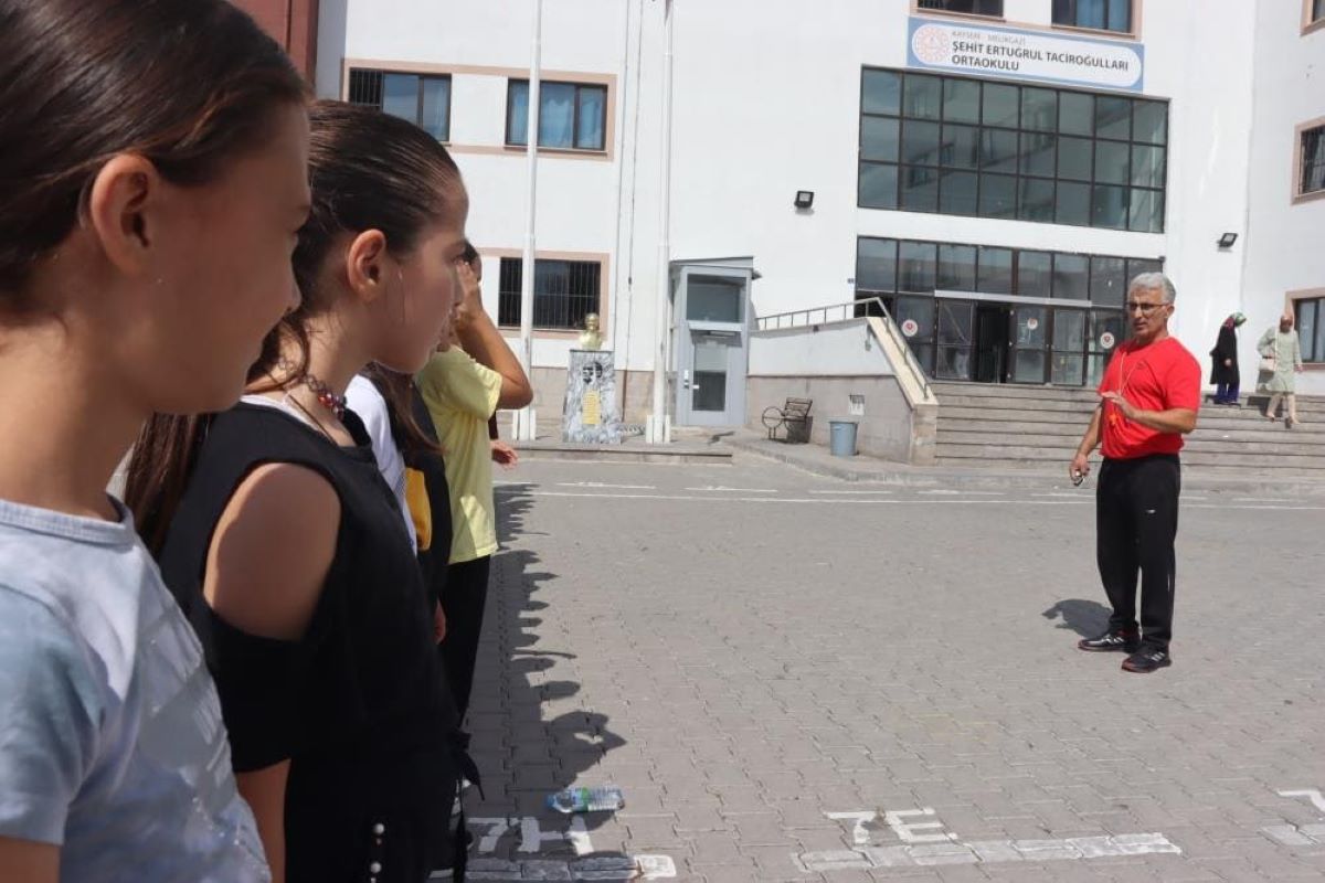 Kayseri’de Davut Öğretmen, Hurdalıktan Topladığı Malzemeyle Öğrencilere Bakın Ne Yapıyor! 5