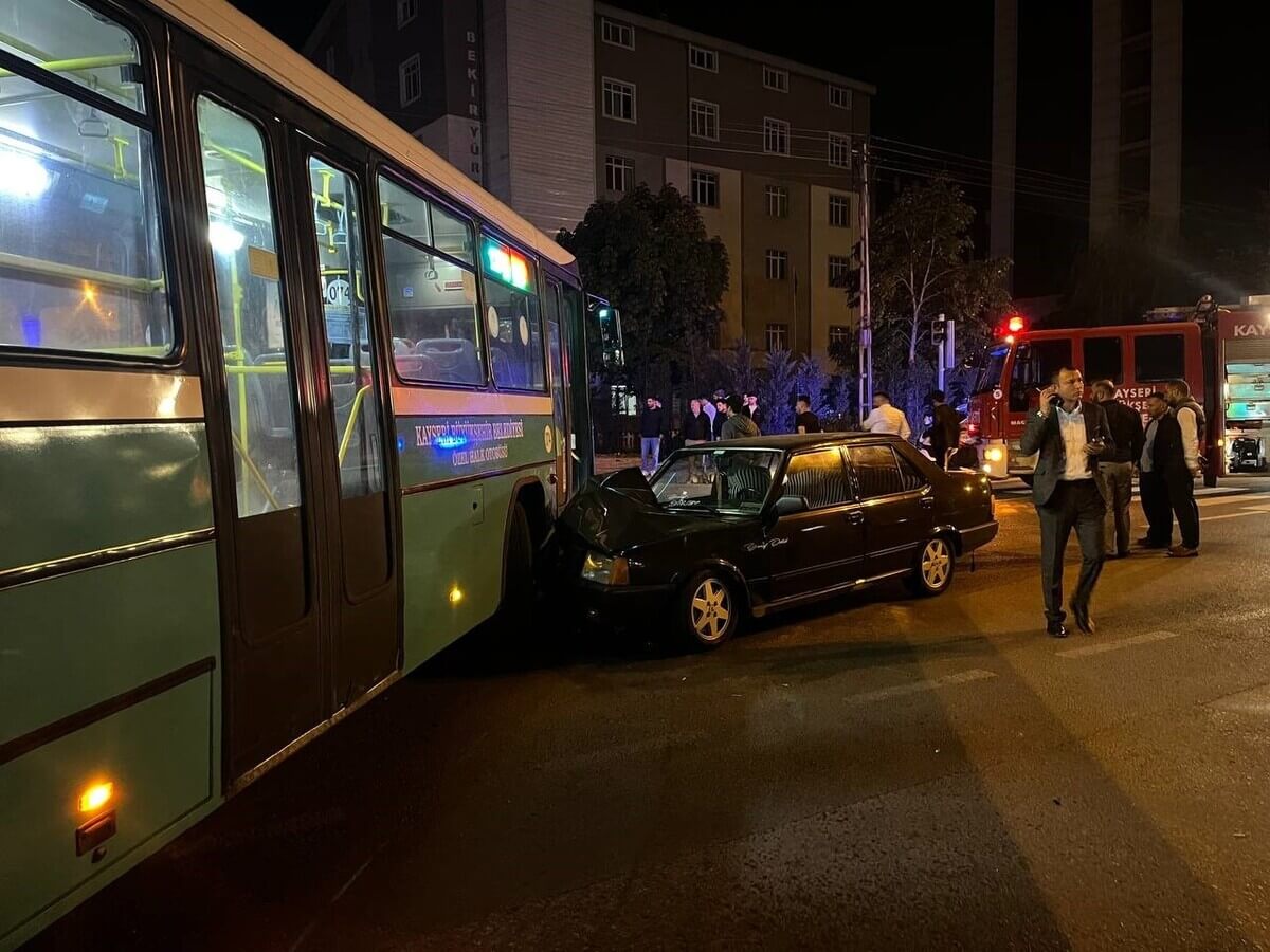 Kayseri’de Halk Otobüsü Ile 2 Araç Çarpıştı! Yaralı Araçtan Güçlükle Çıkarıldı (2)