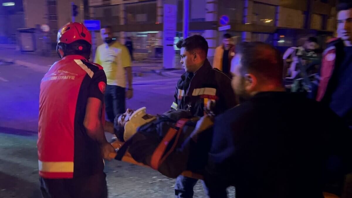 Kayseri’de Halk Otobüsü Ile 2 Araç Çarpıştı! Yaralı Araçtan Güçlükle Çıkarıldı (3)