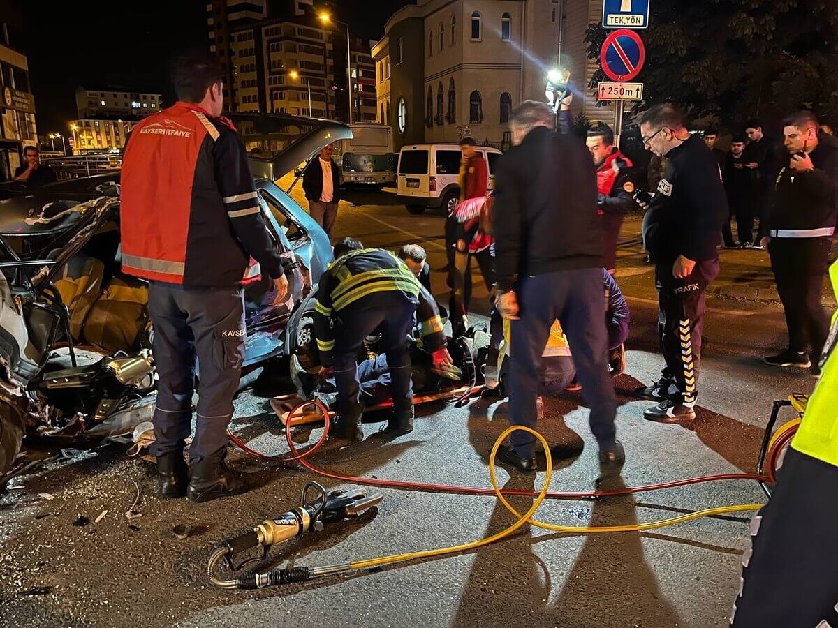 Kayseri’de Halk Otobüsü Ile 2 Araç Çarpıştı! Yaralı Araçtan Güçlükle Çıkarıldı (4)