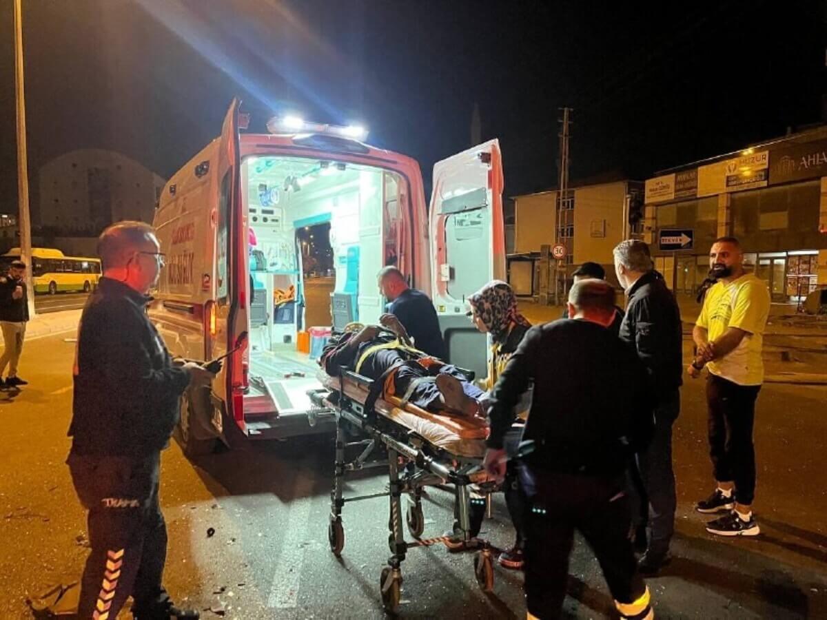 Kayseri’de Halk Otobüsü Ile 2 Araç Çarpıştı! Yaralı Araçtan Güçlükle Çıkarıldı (5)