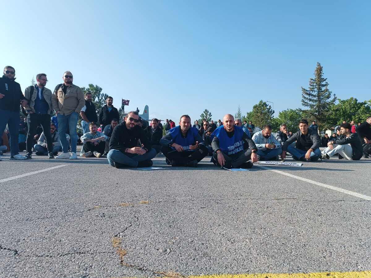 Kayseri’de İşçilerden Dikkat Çekecek Oturma Eylemi! (1)