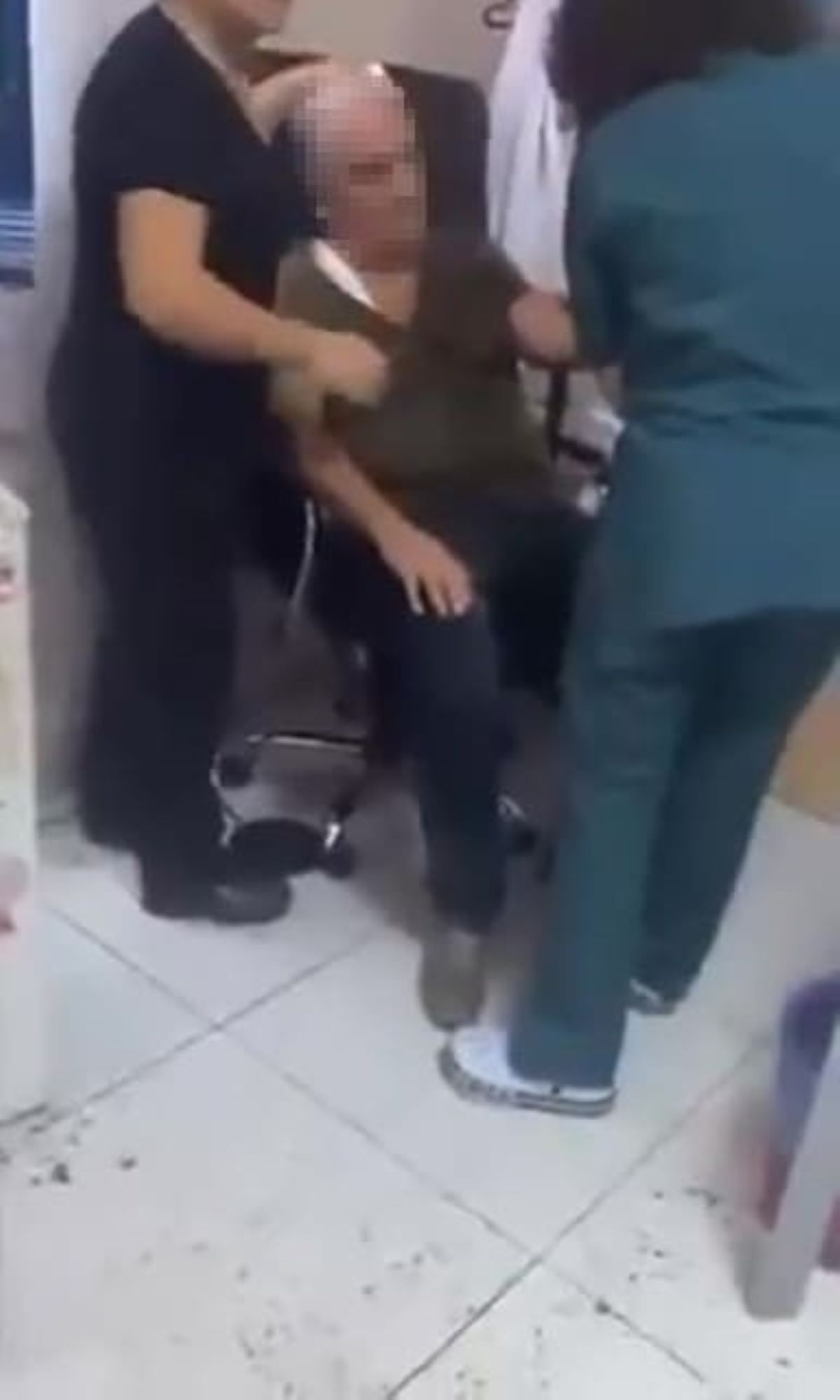 Kendisini Muayene Eden Doktoru ‘Çaydanlık’ İle Öldüresiye Dövdü! 1