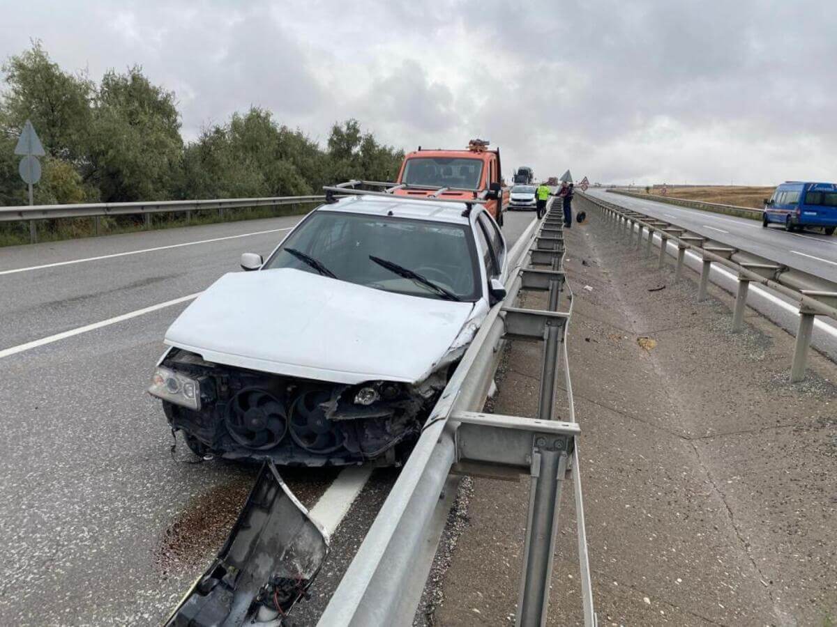 Kontrolden Çıkan Araç Bariyerlere Çarptı! 3 Yaralı (2)