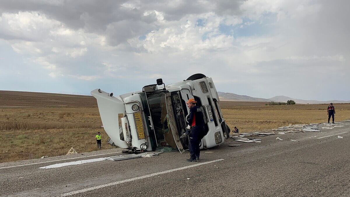 Kontrolden Çıkan Tir Hurdaya Döndü Sürücü Yaralandı (3)