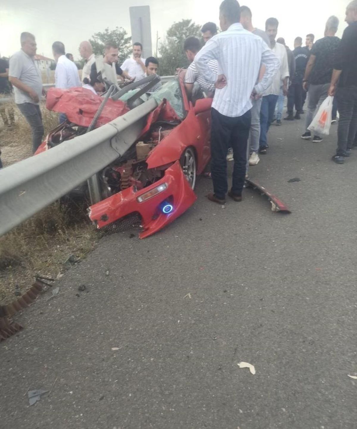 Otomobil Bariyere Ok Gibi Saplandı Ölü Ve Yaralı Var! 1