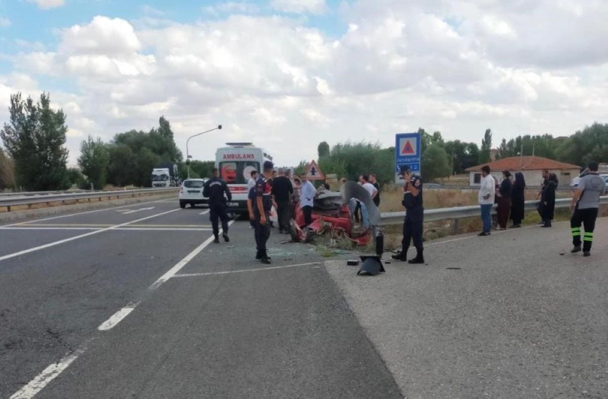 Otomobil Bariyere Ok Gibi Saplandı Ölü Ve Yaralı Var! 3