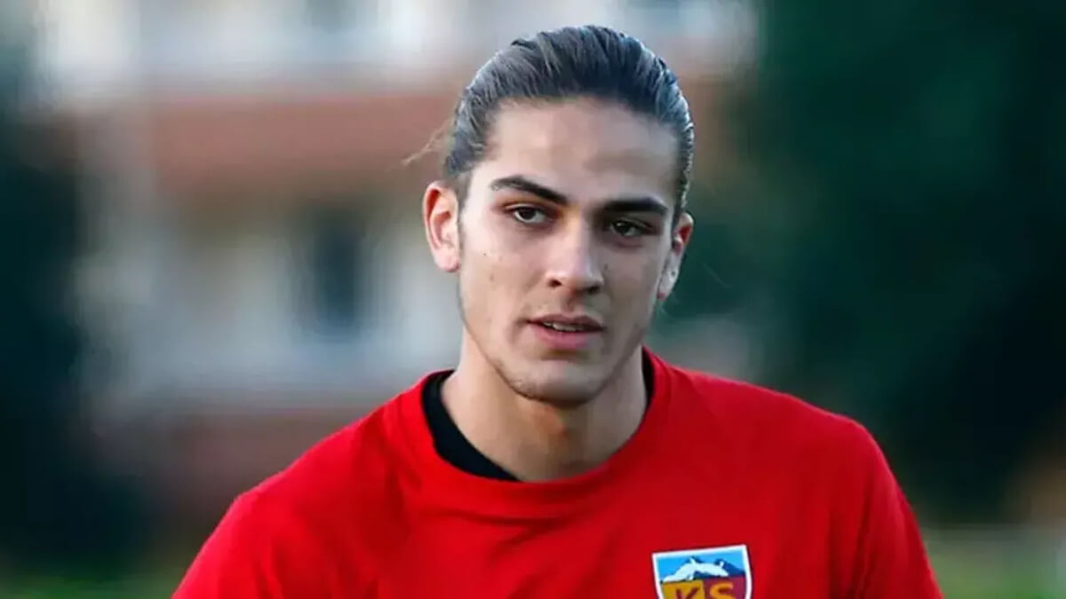 Kayserili Futbolcu ve 9 Yaş Büyük Fenomen Sevgilisinden Şaşırtan Hamle!
