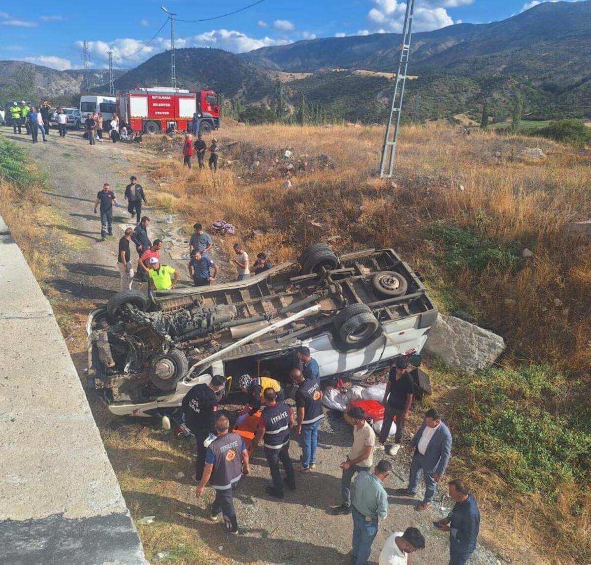 Sivas'ta İşçileri Taşıyan Minibüs Şarampole Devrildi 14 Yaralı (3)