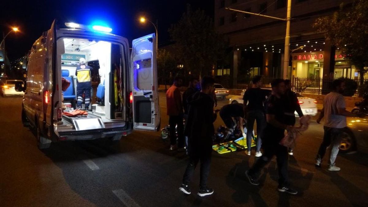 Yayaya Çarpan Motosiklet Metrelerce Savruldu Yaralılar Var! 2