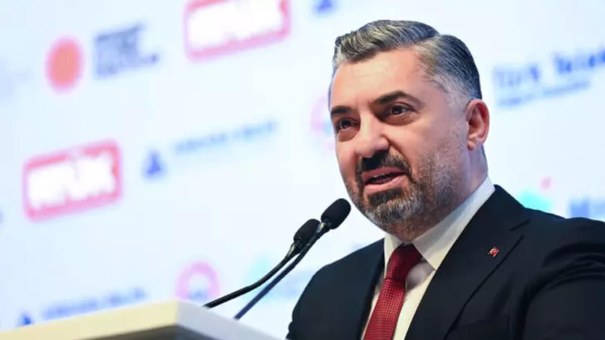 Ünlü Modelin Ayakkabısından İçki İçmişlerdi! RTÜK Başkanı’ndan Olay Yorum!