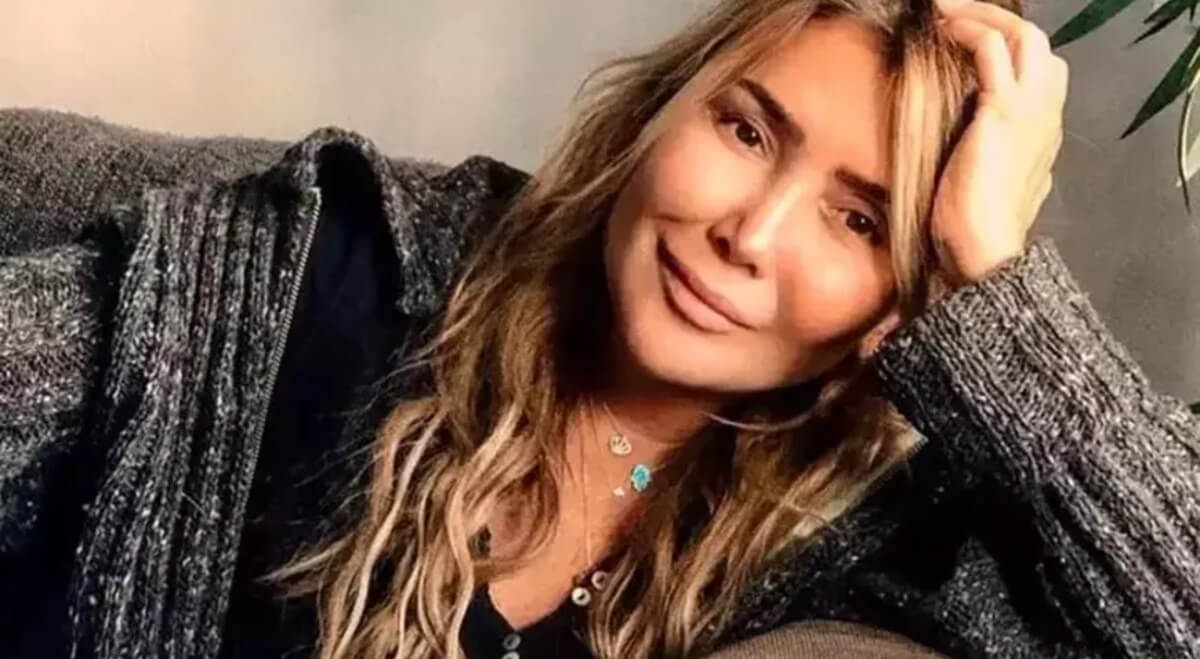 61 yaşındaki sanatçı tarzıyla dillere düştü! ‘Giyinmeyi unutmuş’ dedirtti!