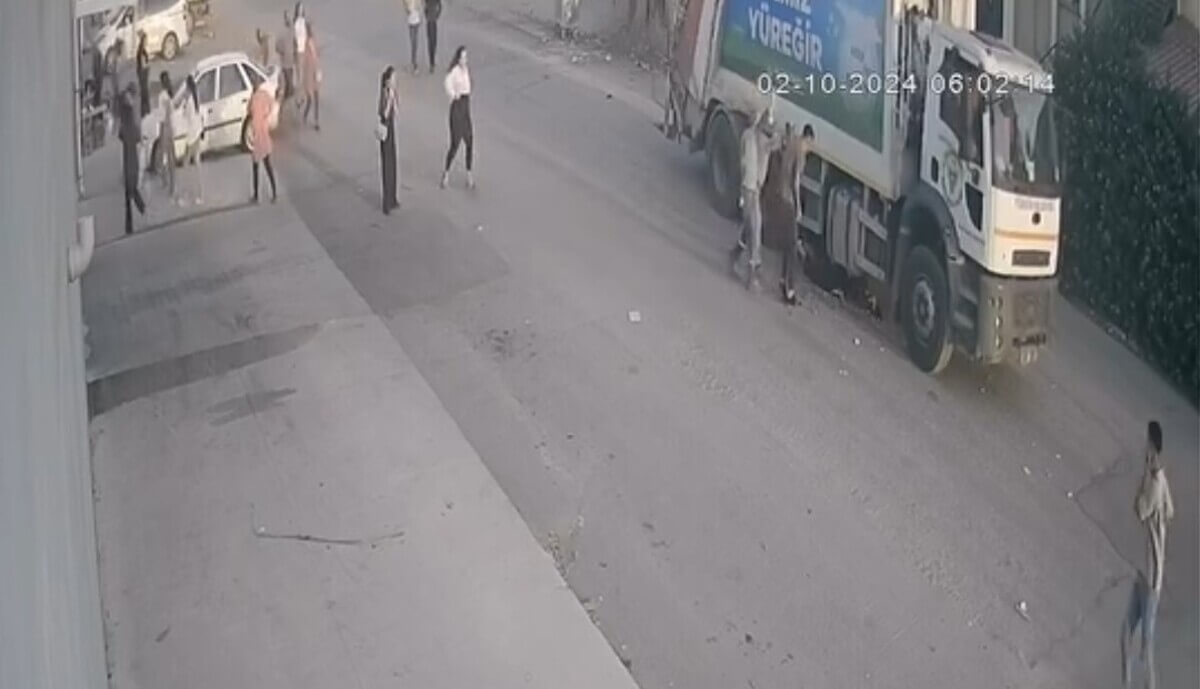 Adana'da Korkunç Olay! Çöp Kamyonunun Altında Kalan Kadın Ağır Yaralandı! (1)