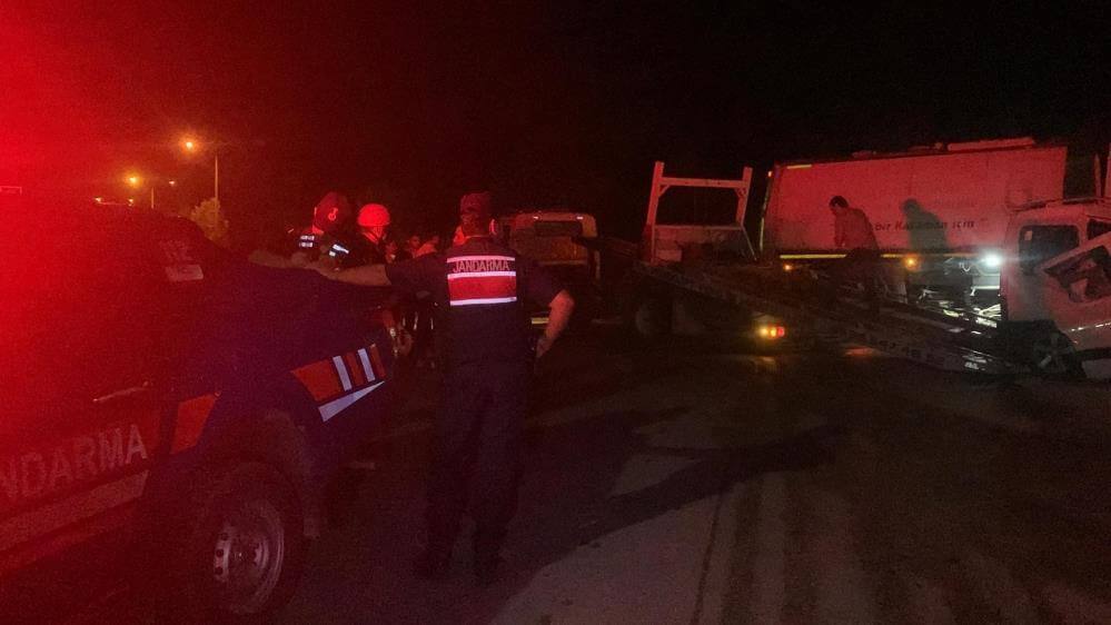 Feci kaza: Yakıt tankerine ok gibi saplandı!