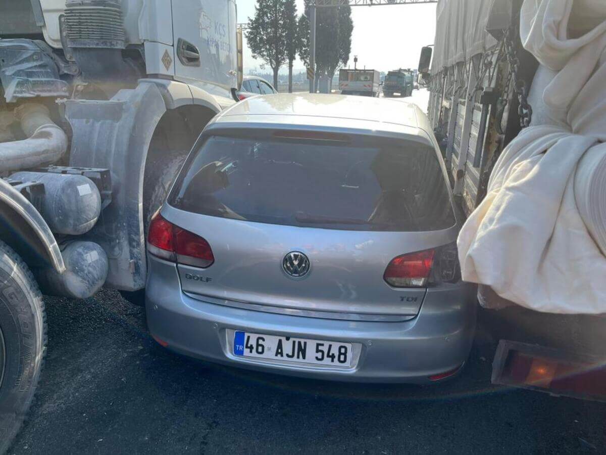 Feci kazada otomobil kamyon ve iş makinası arasında sıkıştı!