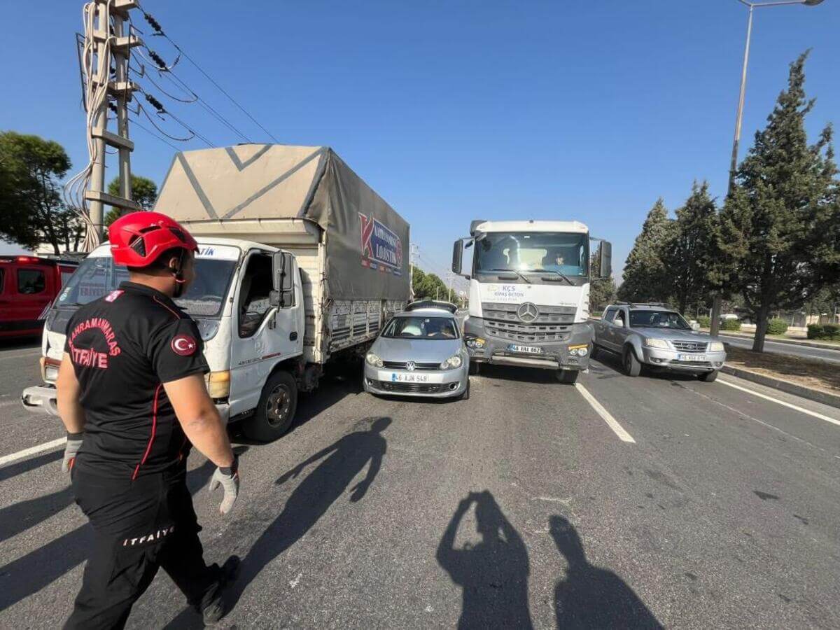 Feci kazada otomobil kamyon ve iş makinası arasında sıkıştı!