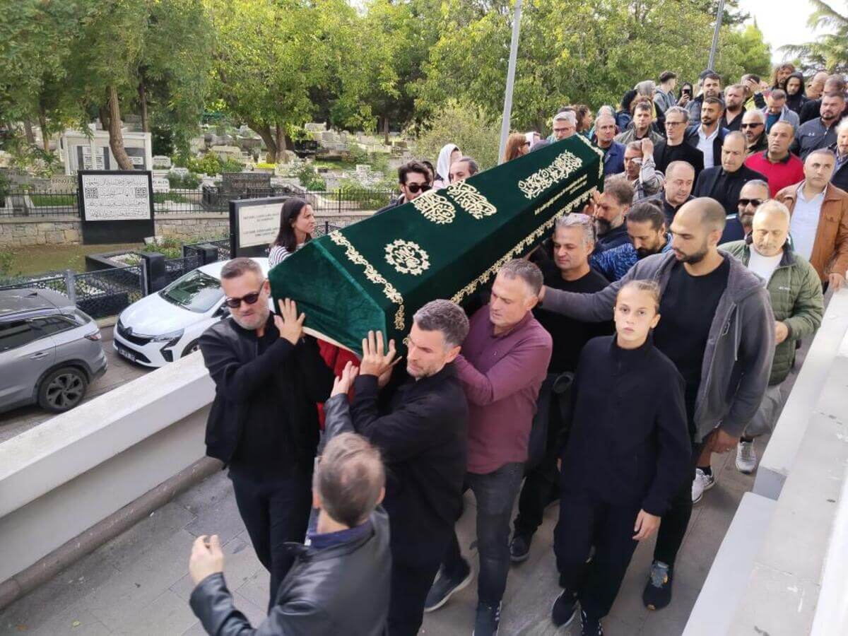 Survivor’un ünlü yarışmacısı son yolcuğuna uğurlandı! Cenazeye ünlüler akın etti!