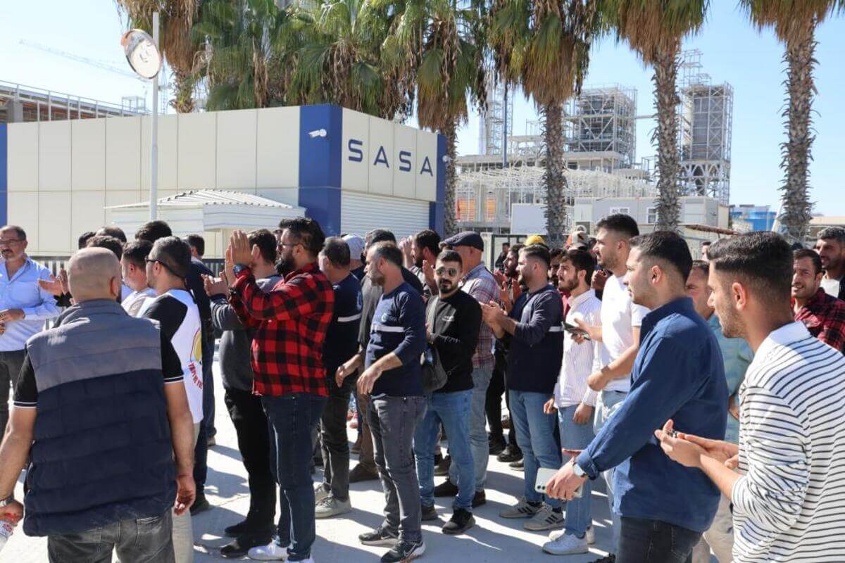 Büyük ayaklanma: Yüzlerce işçi fabrika önüne döküldü!