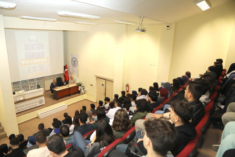 Erü Rektörü gençlerin sesine kulak verdi! Öğrencilerle bakın neler konuştu!